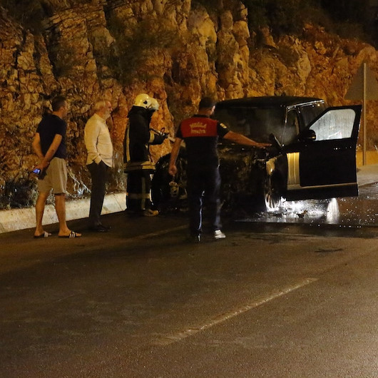 Eski milletvekili alev topuna dönen araçtan canını zor kurtardı