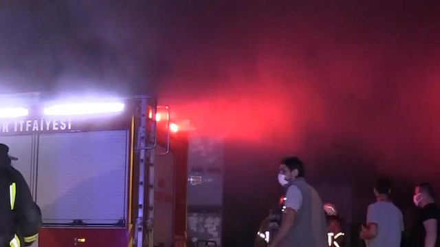 Bursa'da kauçuk fabrikasında yangın: 6 kişi dumandan etkilendi