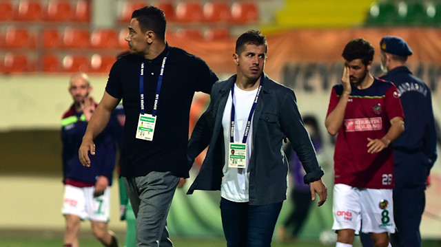 Emre Belözoğlu ve Çağdaş Atan maç sonu birbirlerine başarı dileklerinde bulundu.