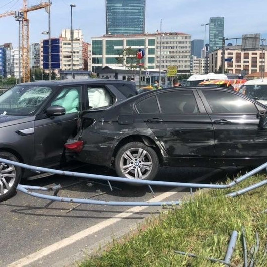 İstanbulda 11 aracın karıştığı akılalmaz kaza: Demir parçası metrobüs bekleyen kadına düştü