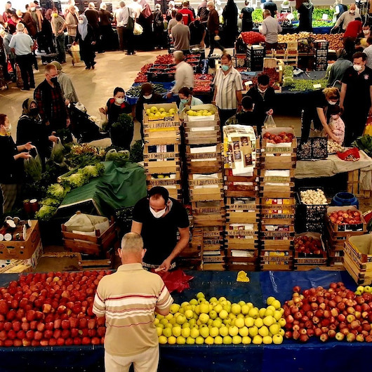Vatandaş pazara akın etti: Marketler 12 liralık domatesi 5 liraya düşürdü