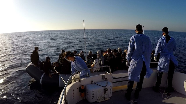 53 düzensiz göçmen, Sahil Güvenlik Karakolu’na götürüldü.