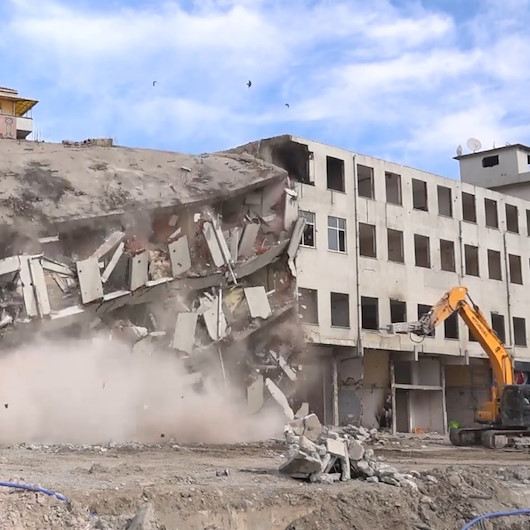Rizede olası felaketin önüne geçildi: Son riskli bina da tek darbeyle yıkıldı