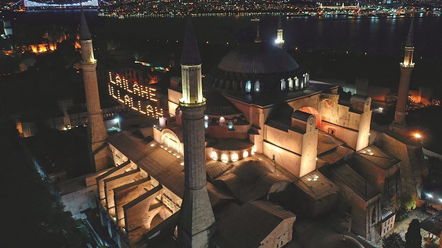 Ayasofya Camii’nin minareleri, “La İlahe İllallah” yazılı mahyayla süslendi.