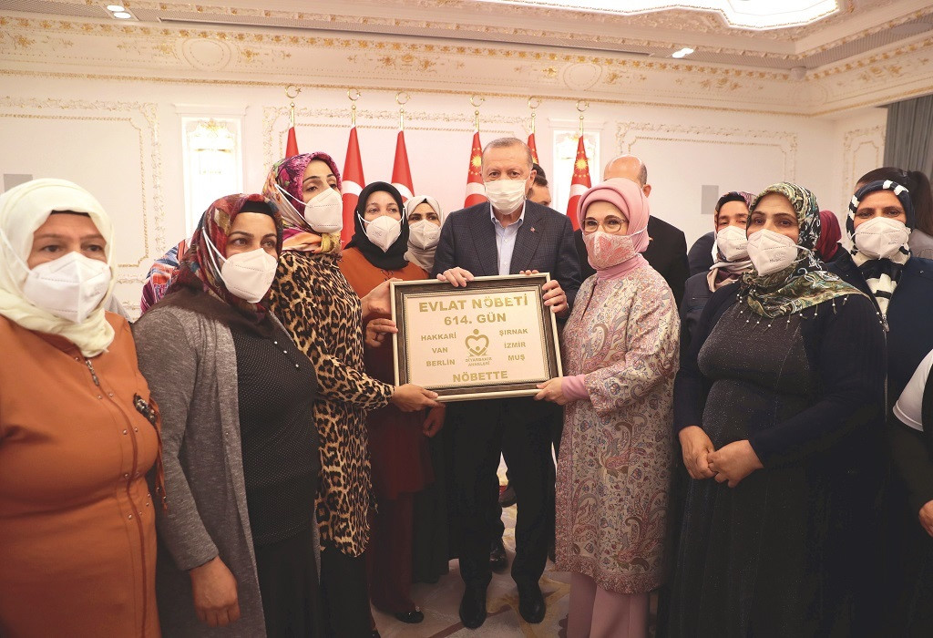 Cumhurbaşkanı Erdoğan, evlatları PKK elindeki Diyarbakır anneleriyle Vahdettin Köşkü’nde iftar yemeğinde bir araya geldi. Erdoğan’a eşi Emine Erdoğan da eşlik etti.