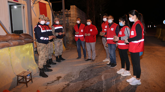 Kızılay gönüllüleri jandarma ekiplerine ilahiler eşliğinde helva dağıttı