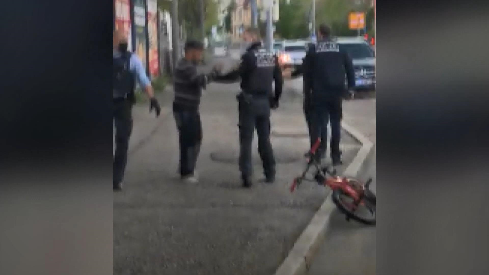 Almanya'da kazada yaralanan kızının yardımına koşan Türk babaya biber gazlı müdahale