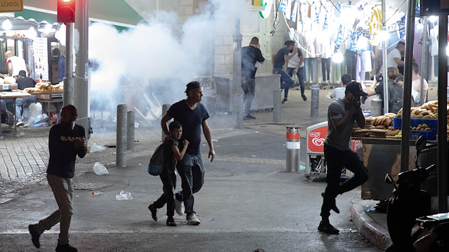 Filistinli gençler İsrailli polise taş ve şişe atarak karşılık verdi.