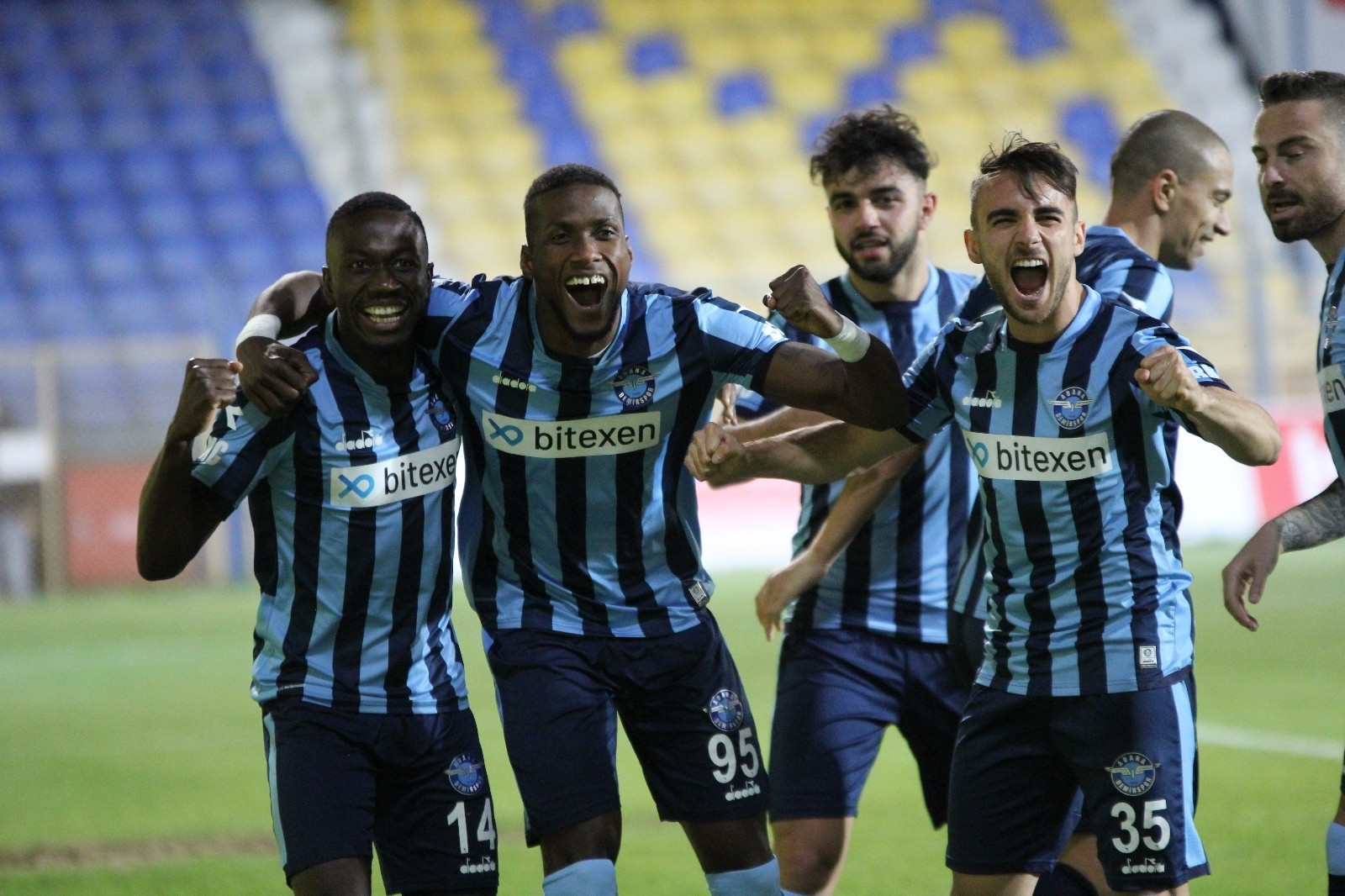 Adana Demirsporlu futbolcuların sevinci
