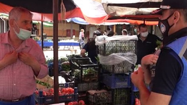 Edirne'de poşetleri diliyle parmaklarını ıslatarak açan pazarcıya ceza