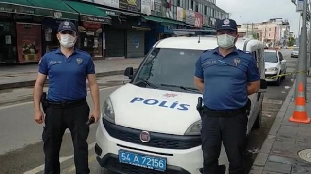 Sakarya'da sokaklarda görev başındaki polisler anneleri unutmadı