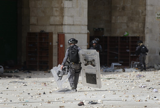 İsrail polisi, Filistinlilere göz yaşartıcı gaz, plastik mermi ve ses bombalarıyla müdahale etti.
