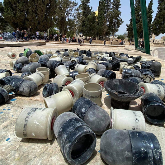 İşgalci İsrail güçlerinin Filistinlilere karşı kullandığı bombaların kapsülleri avluyu kapladı