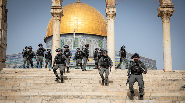 İsrail polisi, Mescid-i Aksa’da nöbet tutan Filistinlilere saldırıyor.