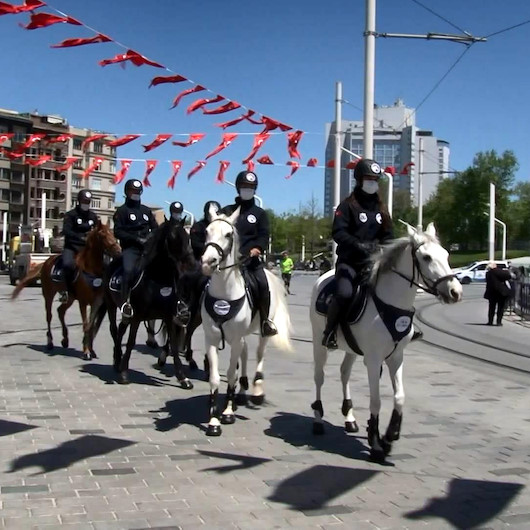 Atlı zabıtalar Taksim Meydanı ve İstiklal Caddesinde koronavirüs denetiminde