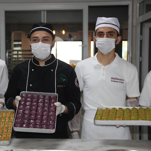 Tam kapanma ile geçecek olan Ramazan Bayramı için 3 bin 500 tepsi baklava siparişi aldılar