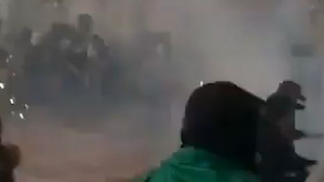 İşgalci İsrail güçleri Kıble Mescidi’ndeki Müslümanlara plastik mermi ve ses bombalarıyla saldırdı