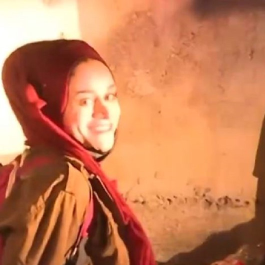 Filistinli Sanatçı Afifi kendisini darp ederek gözaltına alan işgalci İsrailli askere gülümseyerek karşılık verdi