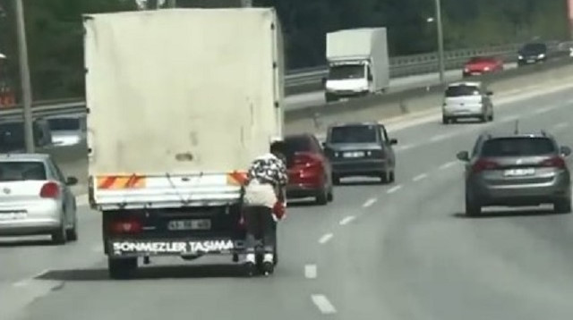 Kocaeli'de patenli genç D-100'de ölüme meydan okudu