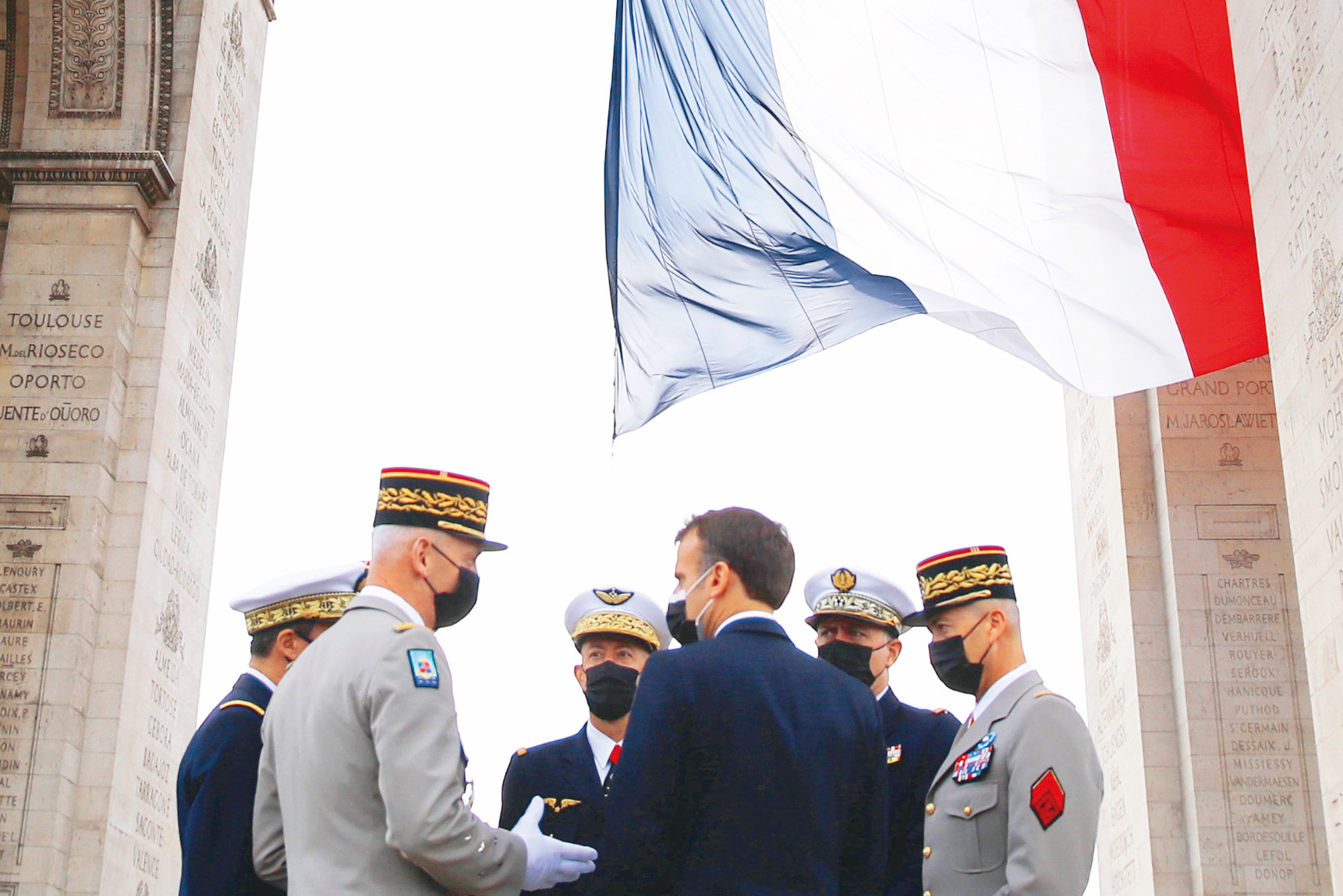 Ardı ardına gelen bildiriler sonrasında Macron cumartesi günü generallerle birlikte poz verdi.