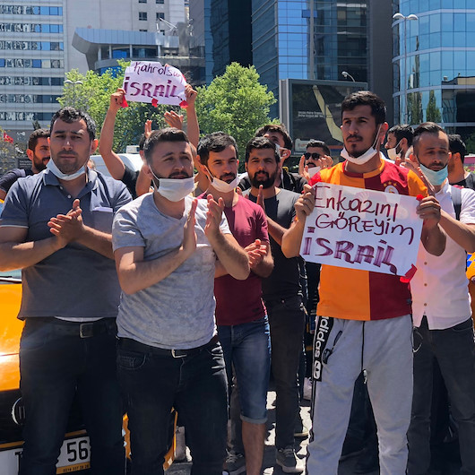 İsrail Konsolosluğu önünde toplanan taksicilerden protesto