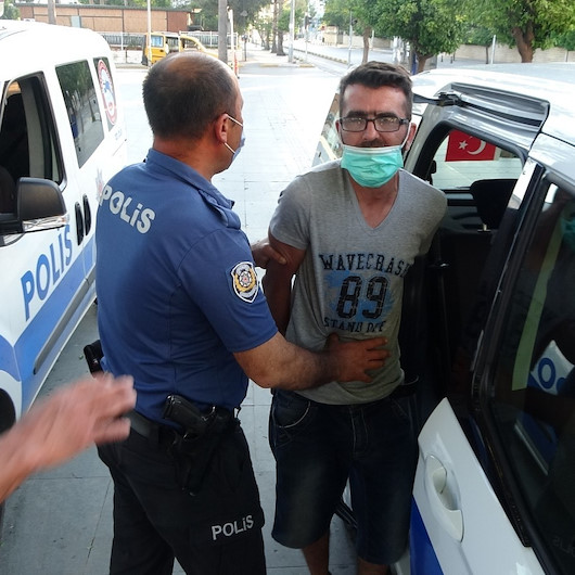 Ürdünlü turist maske takması için kendisini uyaran polislerin üstüne yürüdü