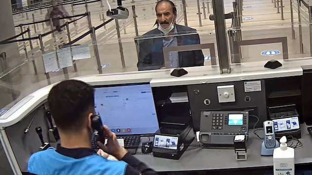 Pasaport kontrolü sırasında yolcudan maskesini indirmesini isteyen polis, H.T'nin İranlı olmadığından şüphelendi. 