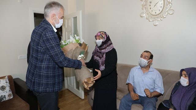 Başkan Poyraz aile üyeleriyle uzun uzun sohbet ettikten sonra Seydiye Morgül’e Anneler Günü dolayısıyla yanında getirdiği çiçeği hediye etti.