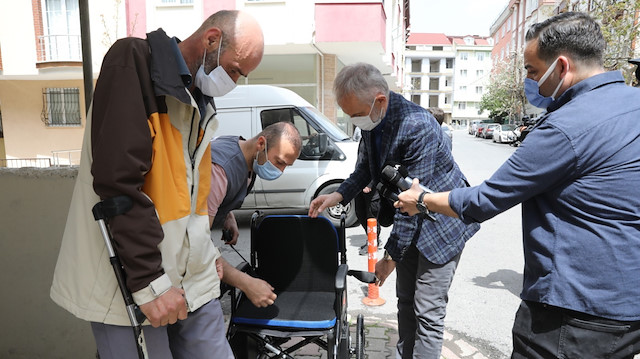 Başkan Poyraz, vicdansız hırsızların çaldığı tekerlekli akülü sandalyenin yenisini engelli vatandaşa hediye etti. 