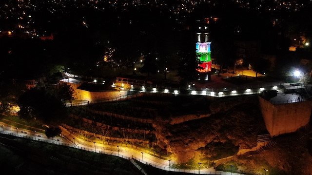 Bursa’da Osman Gazi ve Orhan Gazi türbelerinin yanındaki parkta yer alan ve Bursa’nın tarihi sembollerinden olan tarihi Tophane Saat Kulesi, işgal altındaki Doğu Kudüs’te İsrail’in Filistinlilere yönelik saldırılarına tepki ve Filistin’e destek için Bursa Büyükşehir Belediyesi tarafından yeşil, beyaz, kırmızı ve siyah renkler ile ışıklandırıldı.