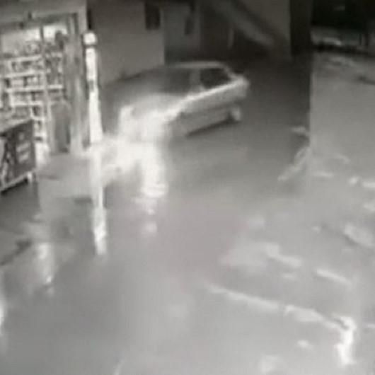 Çorumda otomobil akaryakıt istasyonundaki markete böyle daldı