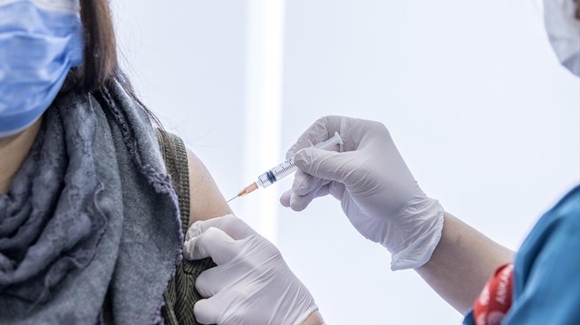 COVID-19 aşısında yan etki uyarısı: Belirtiler iki günden fazla görülürse test yaptırın