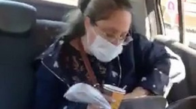 Kadıköy’de takside çay içen müşteriden taksiciye tehdit: Sana gereken dersi verecekler