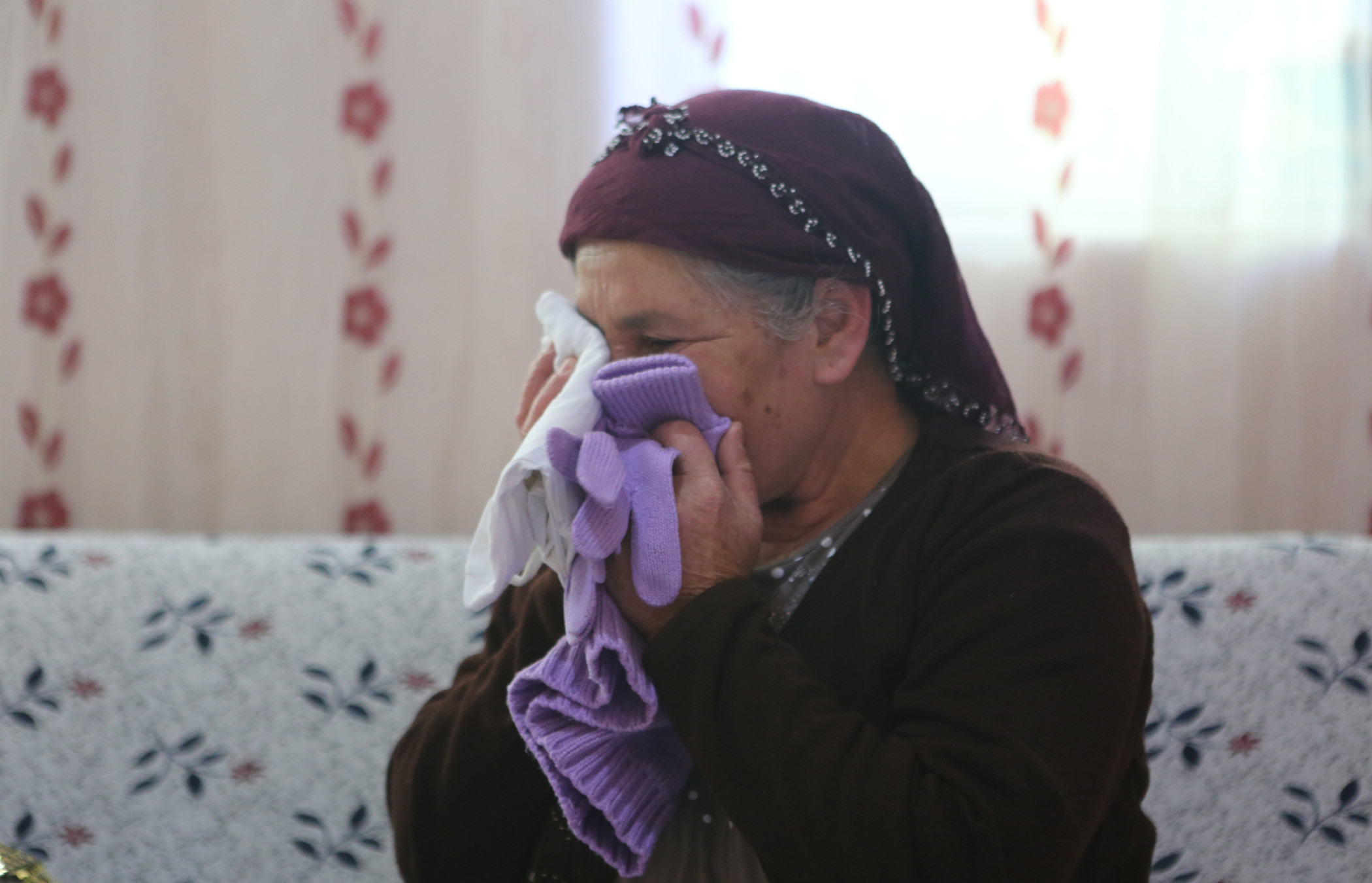 Güllü Turan kızının fotoğrafını ve okulda verilen takdir belgelerini eline alıp, geride bıraktığı eşyalarını koklayarak, gözyaşı döktü.