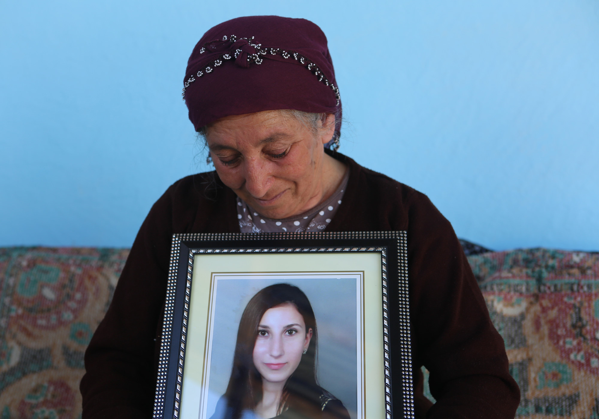 Güllü Turan kızının fotoğrafını ve okulda verilen takdir belgelerini eline alıp, geride bıraktığı eşyalarını koklayarak, gözyaşı döktü.