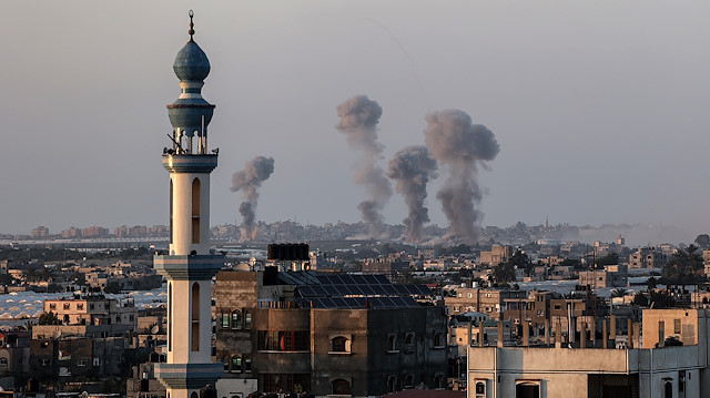 Camilerden salavat okunurken  İsrail'in roket saldırıları devam ediyor.