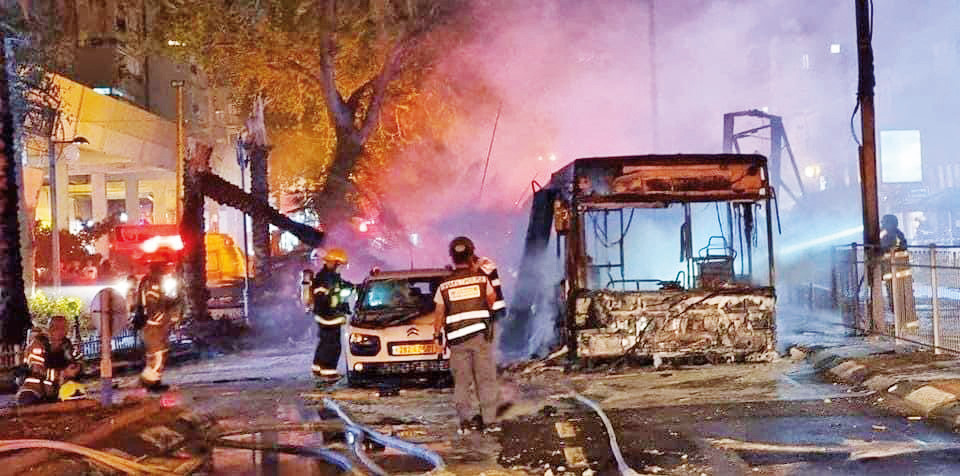 Roketlerden büyük yara alan İsrail’de gazeteler “Ülke Yanıyor” manşetini attı.