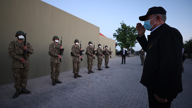 Milli Savunma Bakanı Akar, askerlerin bayramını kutladı.