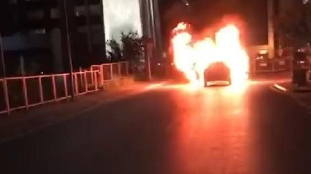 İsrail Başkonsolosluğu önüne gelen bir çift, otomobillerini yol ortasında ateşe verdi. 