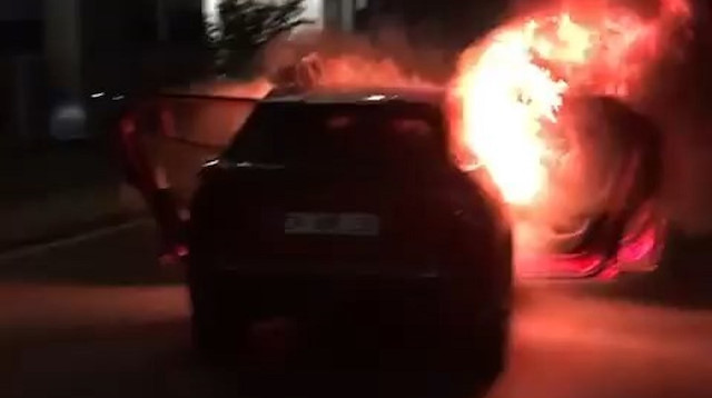 İsrail Başkonsolosluğu önünde aracını yaktı