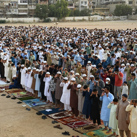 Pakistan’da koronavirüs gölgesinde bayram namazı kılındı