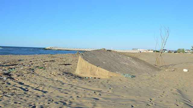 Karasu sınırları içerisinde bulunan ve 2. Dünya Savaşı sırasında Ankara’nın işgalini korumak adına yurt dışından borç para alınarak sahil kesimine yapılan koruganlar, her geçen yıl tahrip oluyor, kuma gömülüyor veya kıyı erozyonuyla denizin içinde kalıyor. Mareşal Fevzi Çakmak tarafından yaptırılan beton siper ve tünellerden oluşan savunma hattı olan koruganlar, günümüzde ise ilgisizlikten adeta harabeye dönmüş ve duvarlarına yazılar yazılmış durumda. Konuyla ilgili açıklamalarda bulunan tarihçi Oğuzhan Kır, Karasu’da bulunan koruganların, aynı Çanakkale tabyaları gibi koruma altına alınması gerektiğini belirtti.