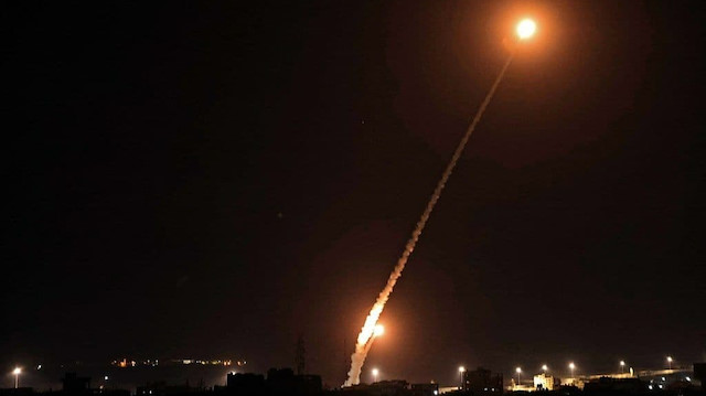 İşgalci İsrail Gazze Şeridi'ni kara, hava ve denizden yoğun şekilde bombaladı