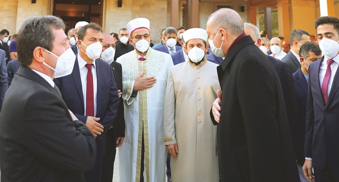 Bayram namazını Marmaris Millet Camii’nde kılan Erdoğan daha sonra vatandaşlarla bayramlaştı.
