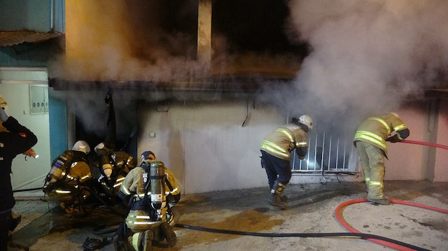 İzmir'de bir genç babası uyurken evi ateşe verip kayıplara karıştı.