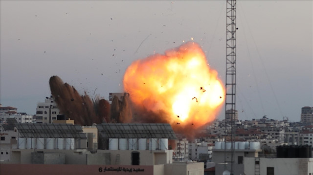 غارات إسرائيلية عنيفة تدمر مجمع "أنصار" الحكومي غرب غزة 