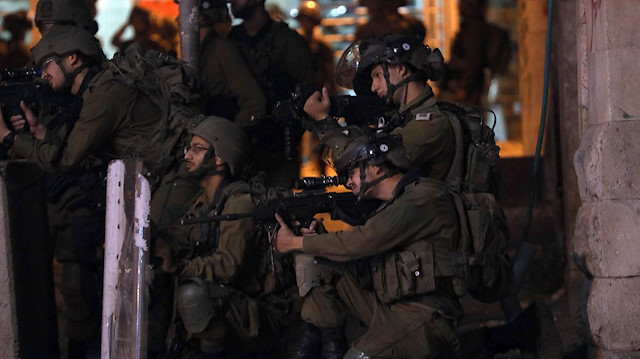 İsrail askerleri, Kudüs ve işgal altındaki Batı Şeria’nın birçok yerinde Gazze Şeridi`ne destek amaçlı düzenlenen gösterilere gerçek ve plastik merminin yanı sıra göz yaşartıcı gazla müdahale etti.