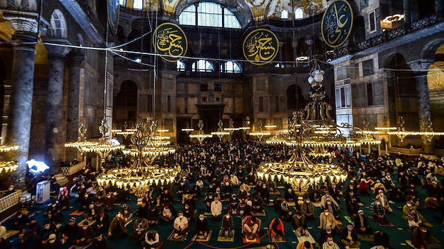 Binlerce Müslüman, bayram namazı için Ayasofya Camii'ne akın etti. 