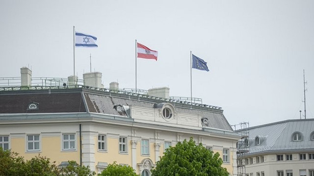 İsrail bayrağının Avrupa Birliği (AB) ve Avusturya bayrağının yanına çekildiği görüldü.