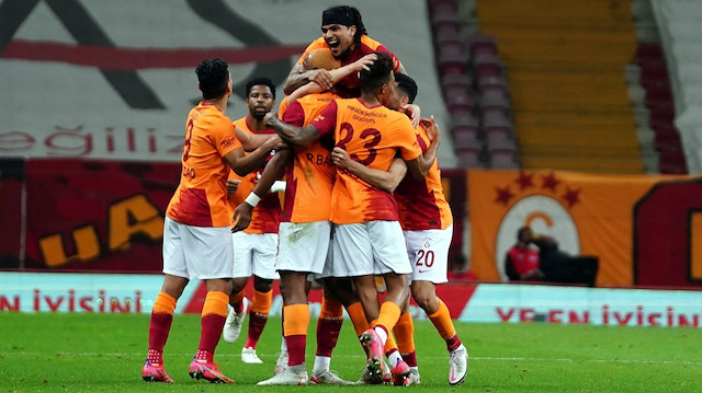 Galatasaraylı futbolcular Yeni Malatya maçından farklı galibiyetle ayrılmak istiyor.